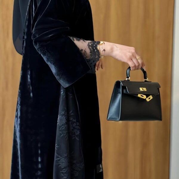 عبايه شتويه مخمل+دانتل