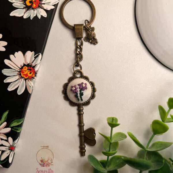 تطريز ميدالية بإطار مفتاح