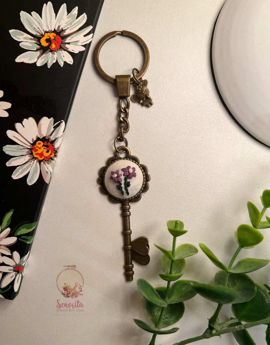 تطريز ميدالية بإطار مفتاح