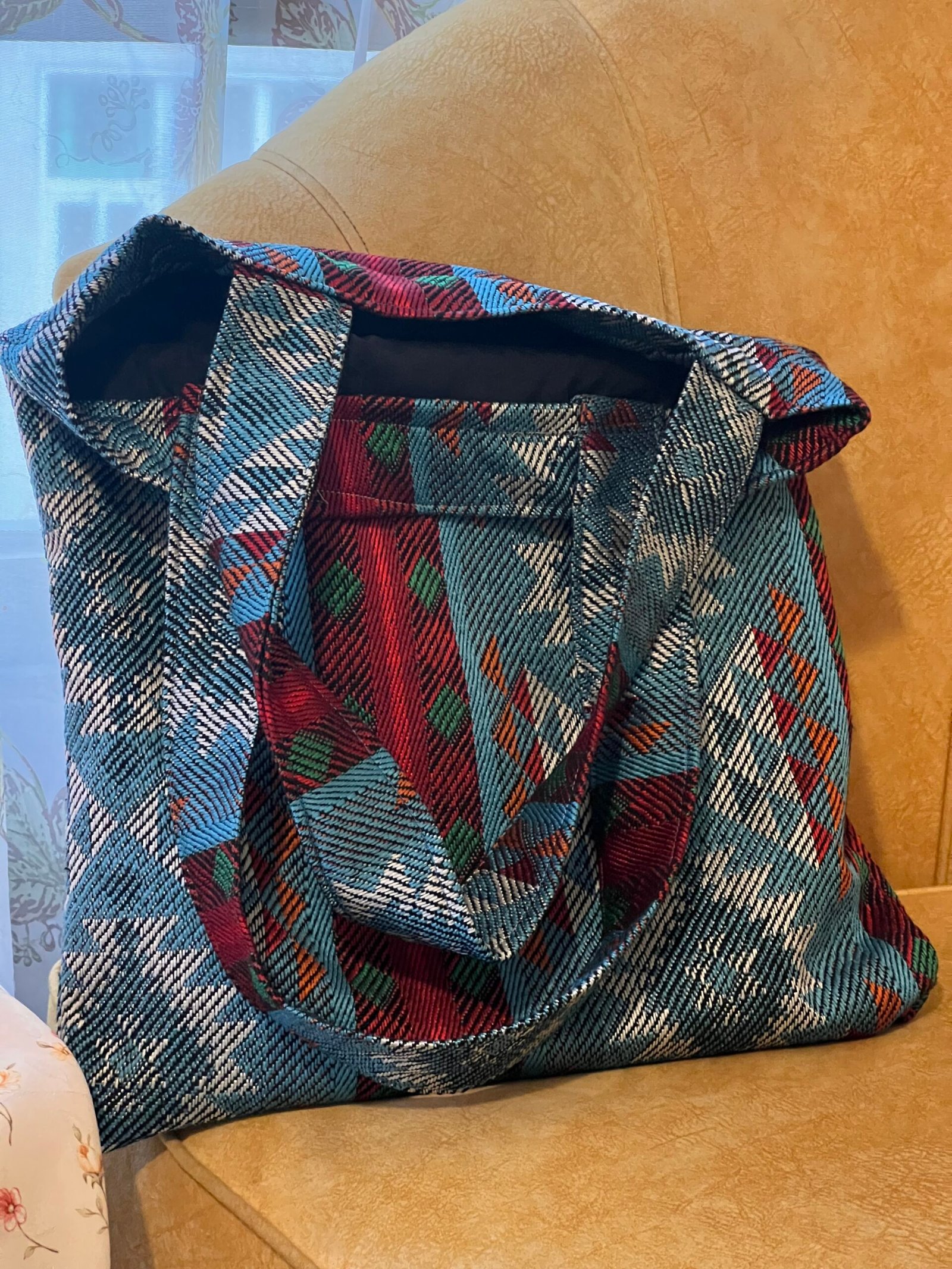 حقيبة منقوشة