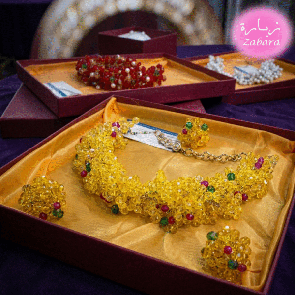 طقم إكسسوار نسائي فاخر بالخرز الأصفر مع لمسات ملونة