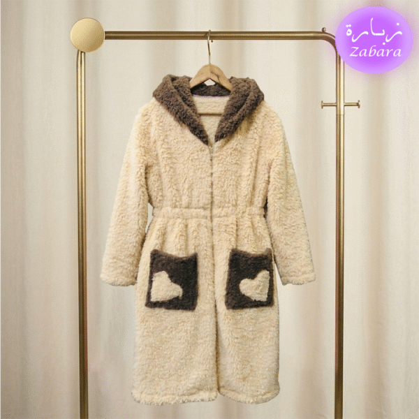 معطف بناتي فرو كريمي بقبعة بنية وجيوب قلوب