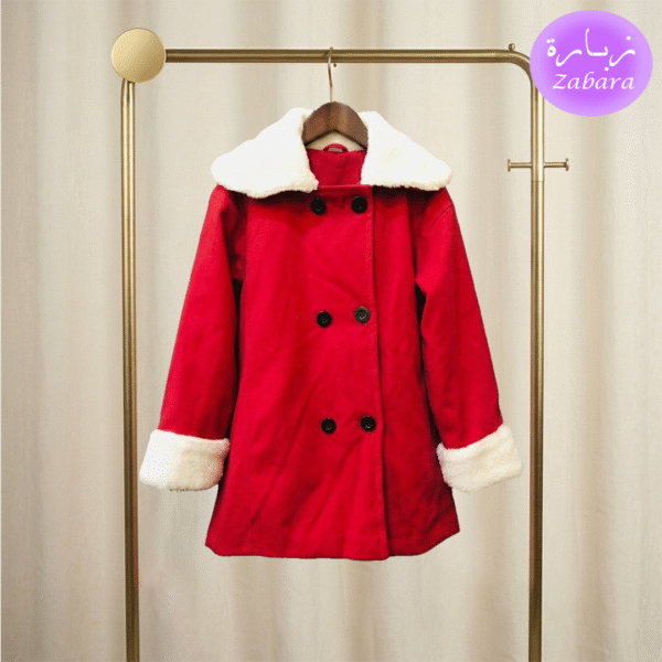 معطف بناتي أحمر بياقة فرو بيضاء وتصميم شتوي أنيق