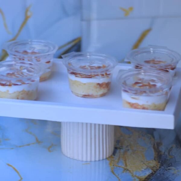 ستاند تقديم دائري أبيض للحلويات