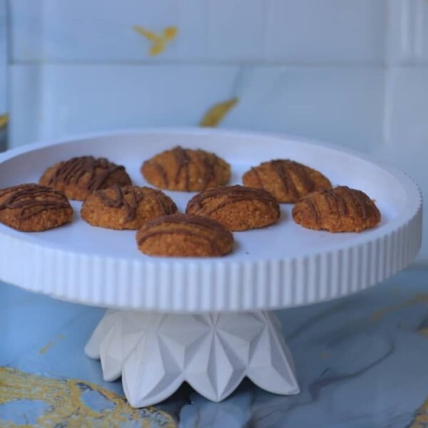 صحن تقديم دائري أبيض للحلويات