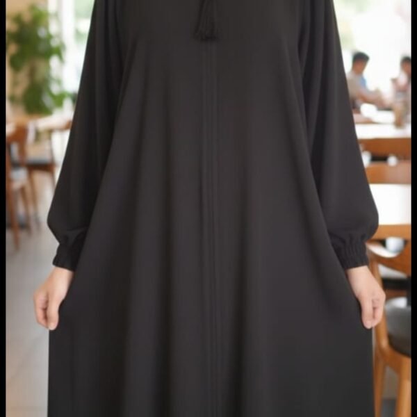 عباية نسائية سوداء سادة بسحاب أمامي وقصة واسعة