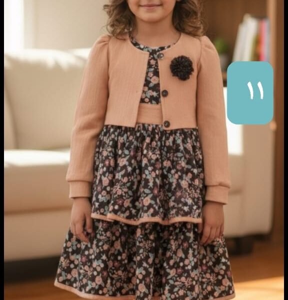 فستان بناتي مزهر بطبقات مع جاكيت خوخي أنيق