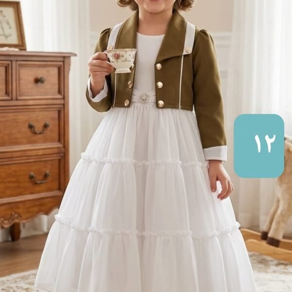 فستان بناتي أبيض بطبقات مع جاكيت زيتي أنيق
