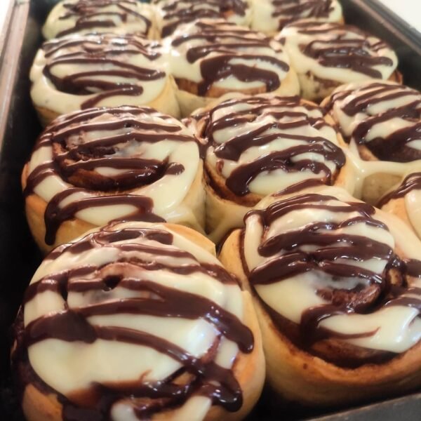 سينابون شوكولاتة بصوص أبيض وخطوط شوكولاتة