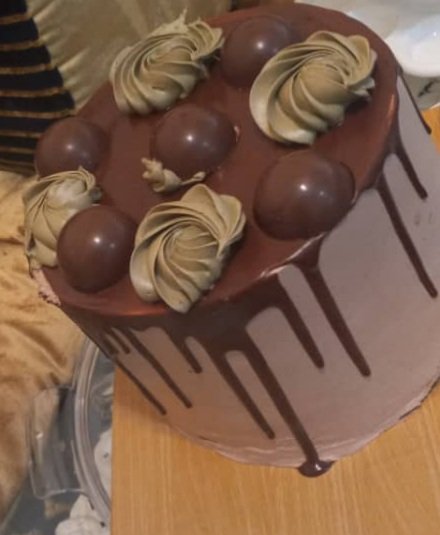 كيكة شوكولاتة فاخرة بصوص منساب وتزيين كرات الشوكولاتة