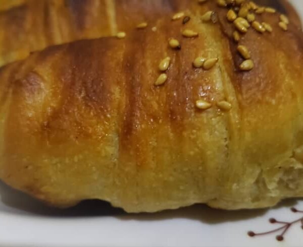 كرواسون ذهبي محشو بالسمسم