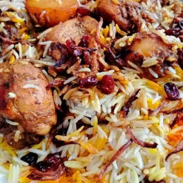 أرز بالدجاج والبصل المقلي والزبيب