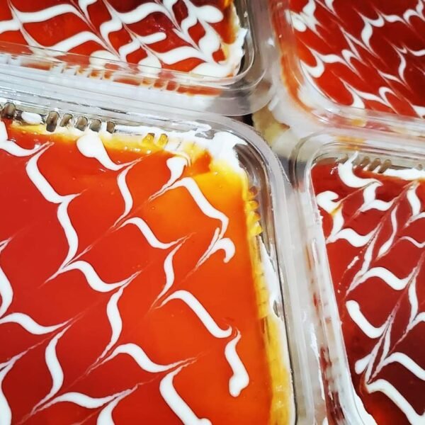 حلى طبقات بالفراولة والكريمة في علب تقديم