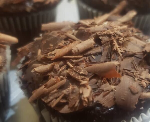 كب كيك شوكولاتة غني مغطى برقائق الشوكولاتة