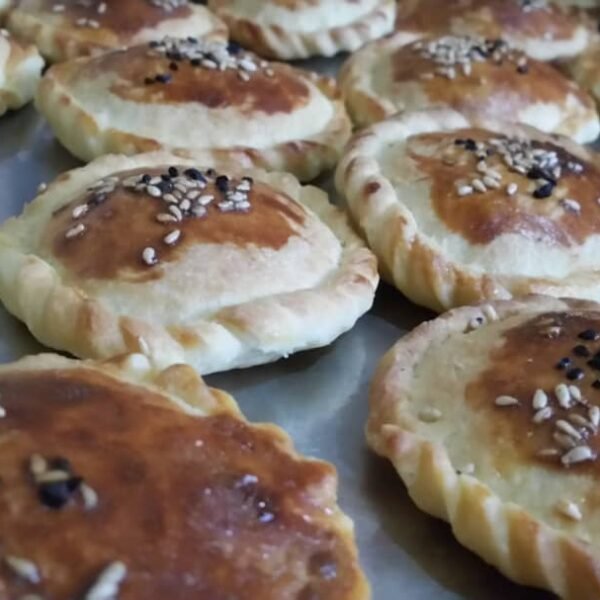 فطائر مخبوزة محشية بالسمسم والحبة السوداء