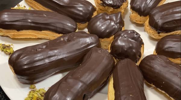 إكلير شوكولاتة فاخر بحشوة كريمية