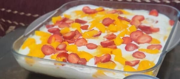 حلى كريمي بالفواكه الطازجة