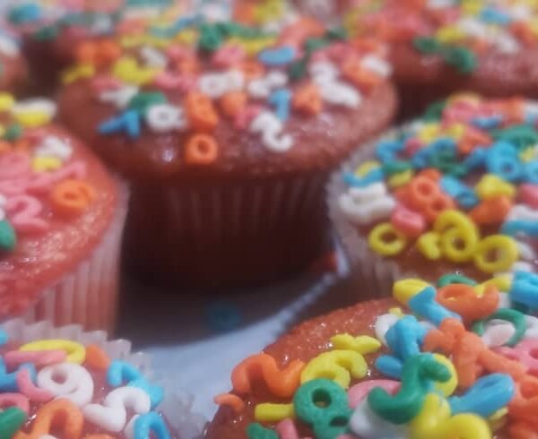 كب كيك ملون مزين بحبيبات السكر