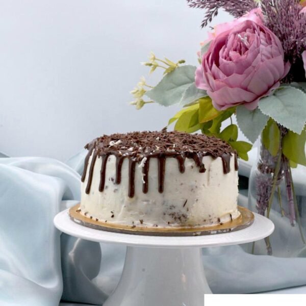كيكة كريمة بيضاء بصوص الشوكولاتة وتزيين مبشور