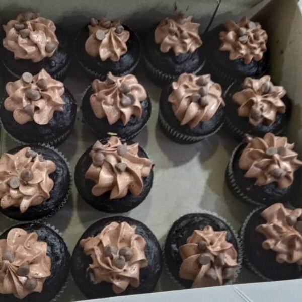 كب كيك شوكولاتة بكريمة الشوكولاتة وقطع الشيبس