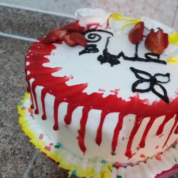 كيكة بيضاء بصوص أحمر وتزيين فراولة
