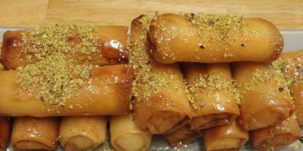 أصابع حلى مقرمشة بالعسل ومزينة بالفستق