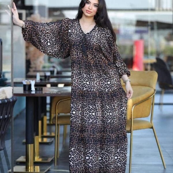 فستان نسائي طويل بنقشة ليوبارد بتصميم واسع وأكمام منسدلة