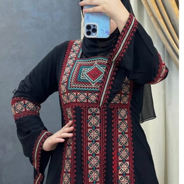 جلابية نسائية سوداء طويلة بتطريز تراثي خمري أنيق