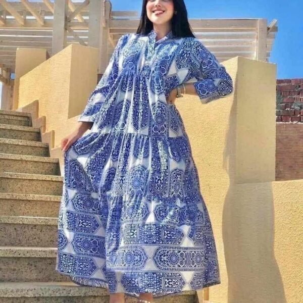فستان نسائي طويل أبيض وأزرق بنقشات تراثية أنيقة