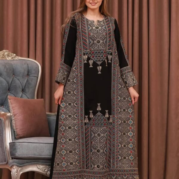 جلابية نسائية سوداء بتطريز هندسي تراثي فاخر