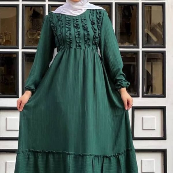 فستان نسائي طويل أخضر بتفاصيل كشكش وتصميم واسع
