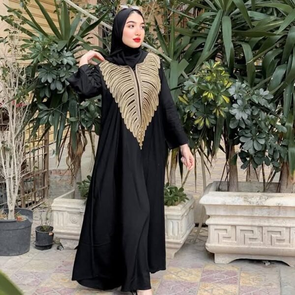 جلابية نسائية سوداء بتطريز ذهبي فاخر على الصدر