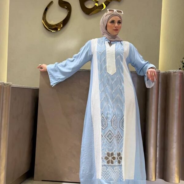 جلابية نسائية طويلة سماوية وبيضاء بنقشات تراثية أنيقة