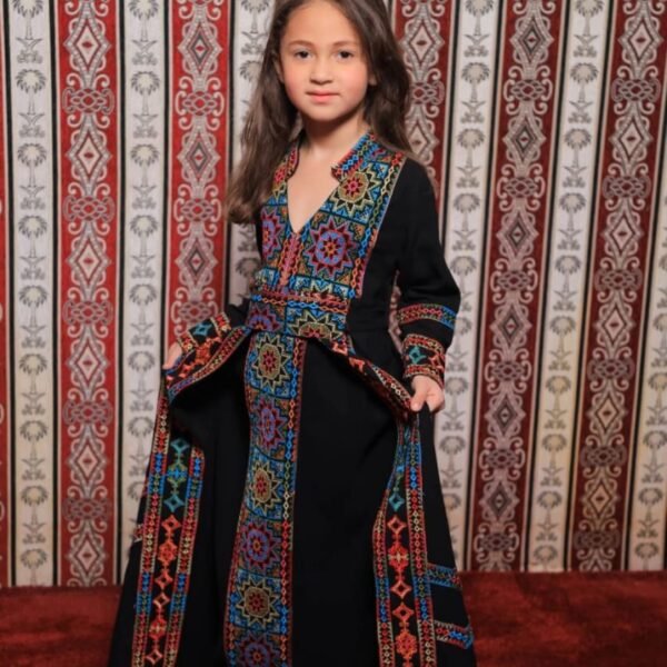 فستان بناتي تراثي أسود بتطريز ملون فاخر