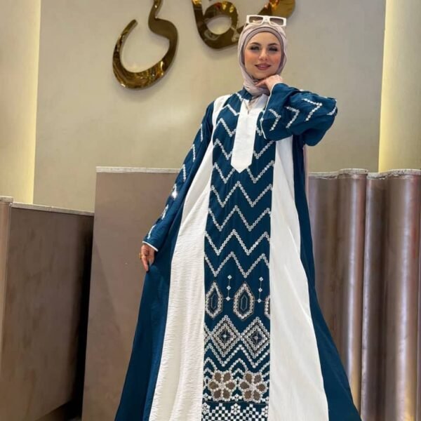 جلابية نسائية طويلة كحلية وبيضاء بنقشات هندسية تراثية