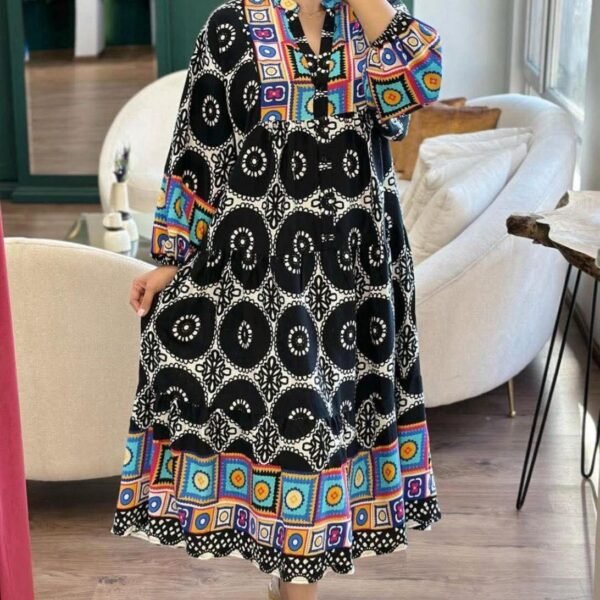 فستان نسائي طويل بنقشات تراثية ملونة بتصميم واسع