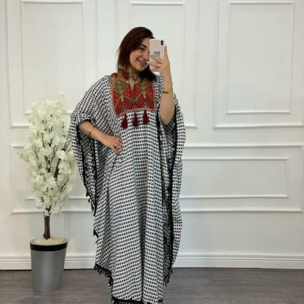جلابية نسائية واسعة أبيض وأسود بتطريز تراثي ملون