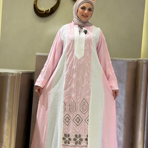 جلابية نسائية وردية وأوف وايت بتطريز فضي أنيق