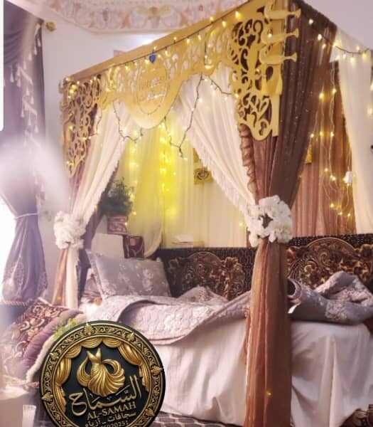 سجاف كوشة ذهبية فاخرة بستائر بيج وأوف وايت وإضاءة دافئة