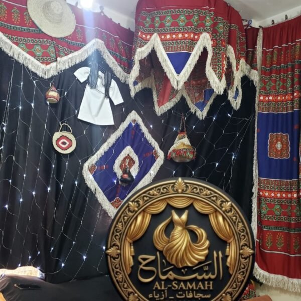 ركن استقبال تراثي أحمر وأسود بلمسات شعبية وإضاءة ناعمة