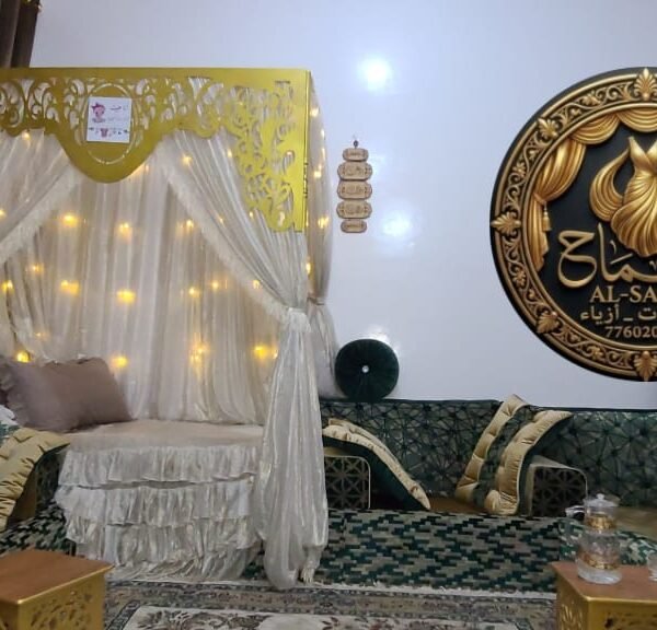 سجاف كوشة مجلس ذهبية بستائر بيضاء وإضاءة دافئة