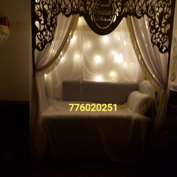 سجاف كوشة ديكورية بإطار أسود مزخرف وستائر بيضاء مضيئة