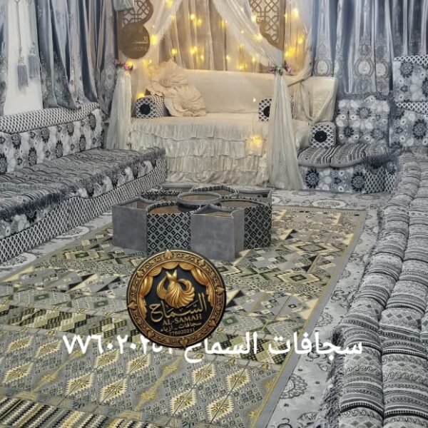 سجاف كوشة مجلس رمادية أنيقة بإضاءة دافئة