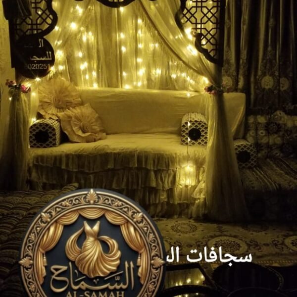 سجاف كوشة ديكورية بإطار هندسي أسود وإضاءة دافئة