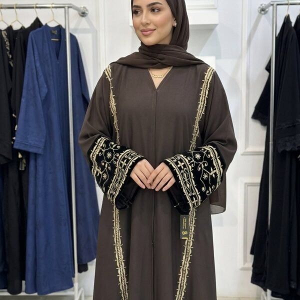 عبايه ملون بتداخلات مخمل+تطريز قصه كلوش وارد السعوديه