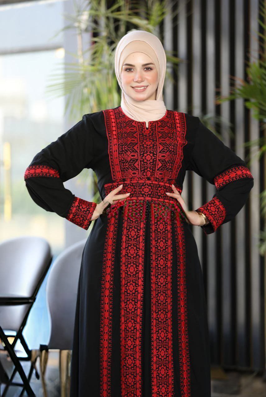 جلابية نسائية سوداء طويلة بتطريز تراثي فلسطيني أنيق