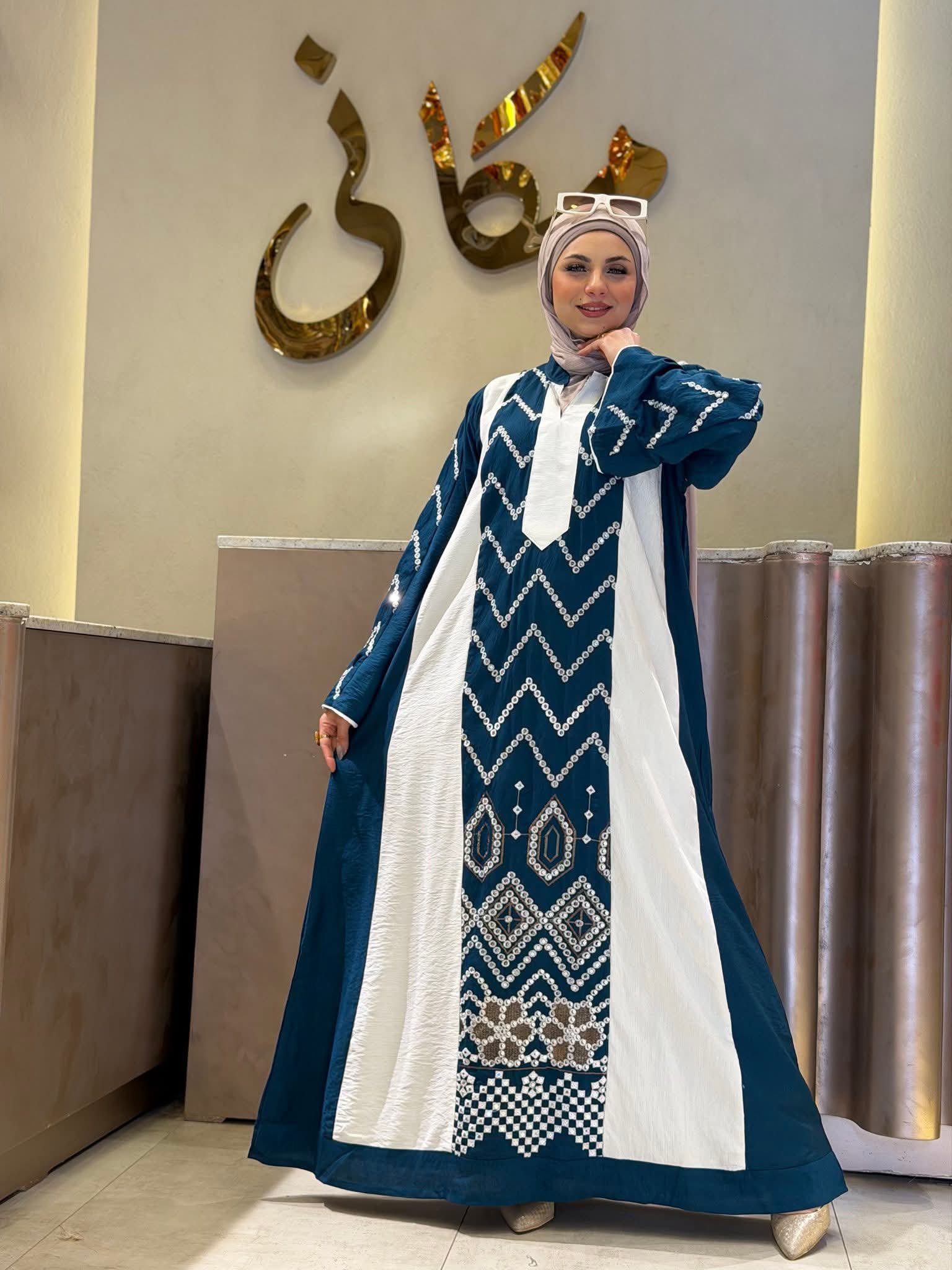 جلابية نسائية طويلة كحلية وبيضاء بنقشات هندسية تراثية - Image 2
