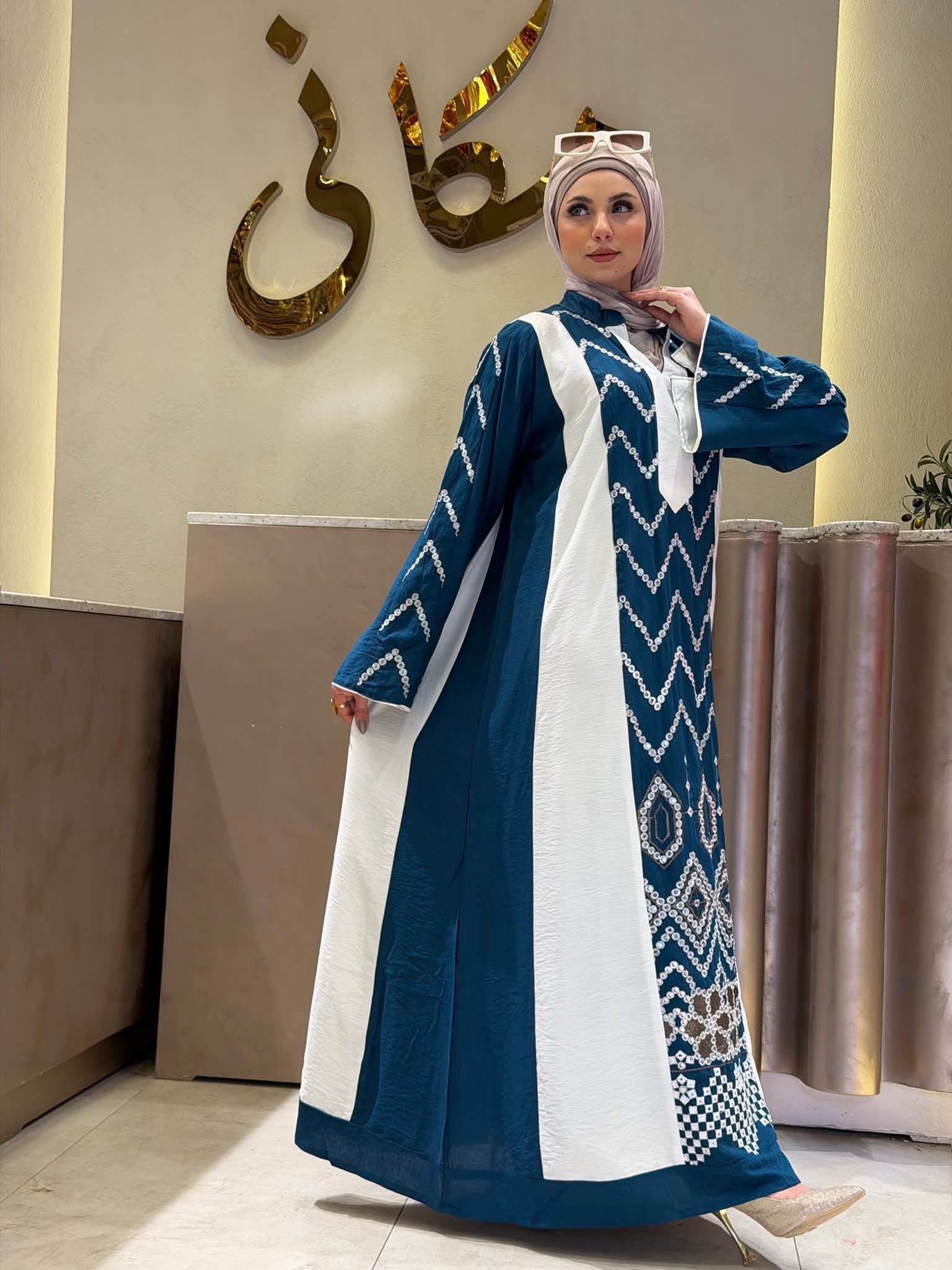 جلابية نسائية طويلة كحلية وبيضاء بنقشات هندسية تراثية - Image 3