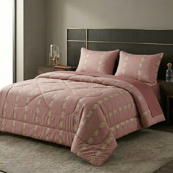 طقم لحاف "الفطاني" المودرن – أناقة اللون الوردي الترابي بنقوش هندسية ناعمة