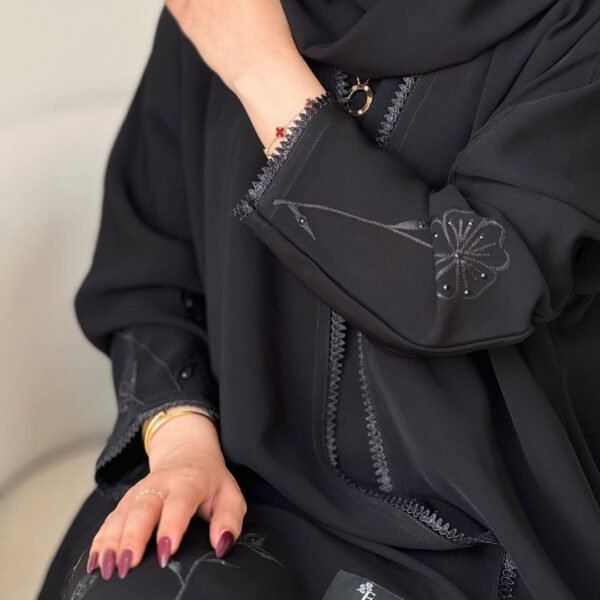 عبايه عمليه بتطريز معا فصوص كرستال اسود